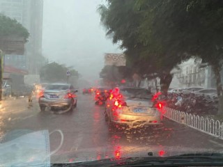 广州今天特大暴雨，水漫羊城，众志成城