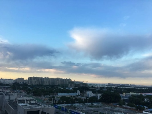 北京市朝阳区天气预报，今日晴转多云，午后风力渐强